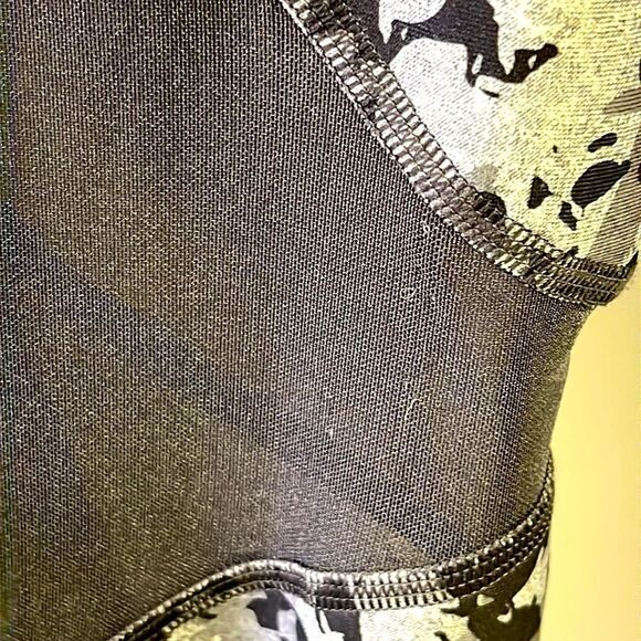 Under Armour Women’s HeatGear Ankle Cropped Camo Print Compression Leggings- M - Picture 4 of 8